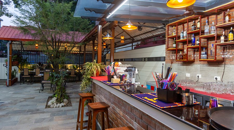 Khohang bar and courtyard